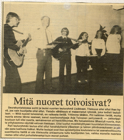 Kuva lehtiartikkelista, joka kertoo Lisäkkeiden esiintymisestä